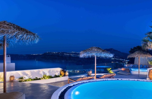 Akrotiri Villa | Lavish 5 BR Villa With Refreshing Pool And Jacuzzi
