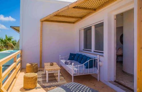Akrotiri Villa | Lavish 5 BR Villa With Refreshing Pool And Jacuzzi