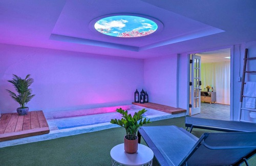 Near East Columbus Villa | Lavish Columbus Villa w/ Gym, Spa & Speakeasy!