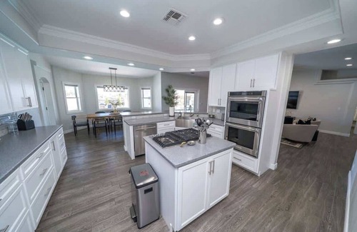 Lake Havasu City House | Lavish Lake Havasu Villa + Guest House Private Backyard, Pool & Fire Pit