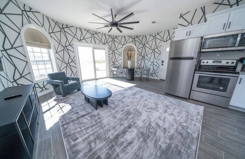 Lake Havasu City House | Lavish Lake Havasu Villa + Guest House Private Backyard, Pool & Fire Pit