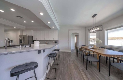Lake Havasu City House | Lavish Lake Havasu Villa + Guest House Private Backyard, Pool & Fire Pit
