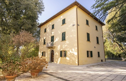 Citerna Apartment | Lavish Mansion in Citerna with Swimming Pool and Garden