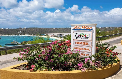 The Valley Condo | LaVue Inn- Central, Affordable, CLEAN & Ocean View with Kitchen!