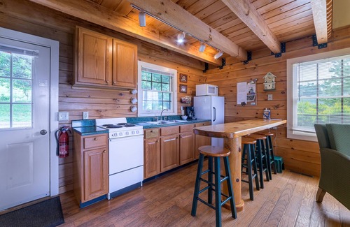 Lexington Cabin | Lazy Acres Log Cabins on a beautiful farm 5m from downtown Lexington. VMI W&L 5m