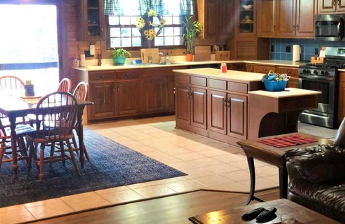 Chandlers Valley Cabin | Lazy Bear Cabin Pet Friendly-Handicap Accessible