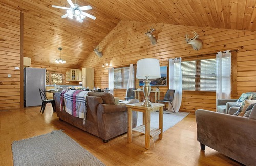 Wellsboro Cabin | Lazy Bear Lodge I Hot Tub + Playground + Views