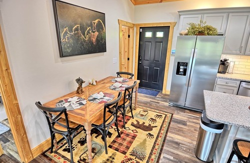 Jefferson Cabin | Lazy Bear Lodge-Open for Bookings! Hot Tub, Fire Pit, WIFI, Pets Considered