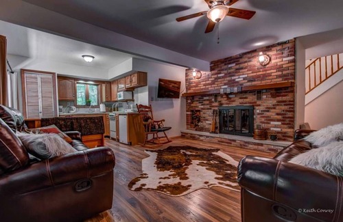 Briar Crest Woods House | Lazy Bear Lodge★Pool Table★Hot Tub★Ping Pong
