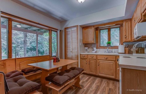 Briar Crest Woods House | Lazy Bear Lodge★Pool Table★Hot Tub★Ping Pong