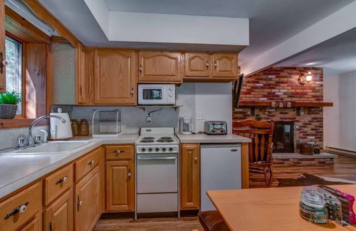 Briar Crest Woods House | Lazy Bear Lodge★Pool Table★Hot Tub★Ping Pong