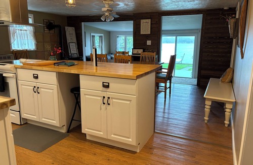 Bradford House | Lazy Days on Lamoka Lake is a charming 4 season lake house
