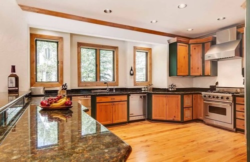 Warrior's Mark West House | Lazy Fox Lodge in National Forest View