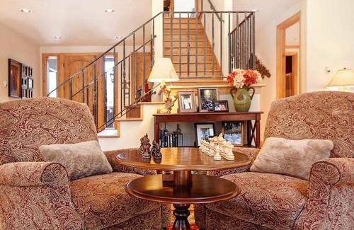 Warrior's Mark West House | Lazy Fox Lodge in National Forest