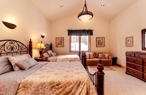 Warrior's Mark West House | Lazy Fox Lodge in National Forest