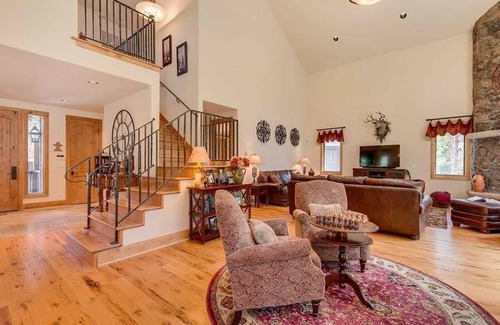 Warrior's Mark West House | Lazy Fox Lodge in National Forest