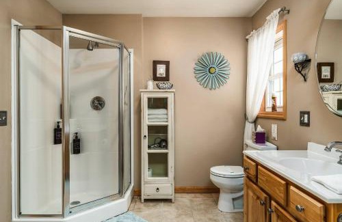 Greentown House | Lazy River Cabin: Lakefront Stay