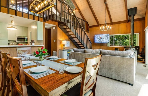 Guerneville Cabin | Lazy RiverLodge: Dock & Decks! FUN Family Cabin on River! GmRm/WiFi/HotTub!