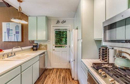 Guerneville Cabin | Lazy RiverLodge: Dock & Decks! FUN Family Cabin on River! GmRm/WiFi/HotTub!