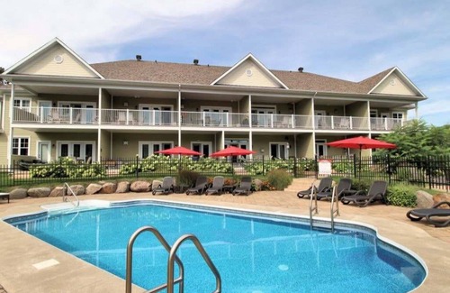 Bromont Condo | Le Champlain 101| Condo Duplex avec Piscine