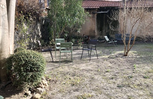 Couronne Urbaine Apartment | Le Charme du "tout à Pied" , Jardin Partagé, Wifi et Parking Gratuit