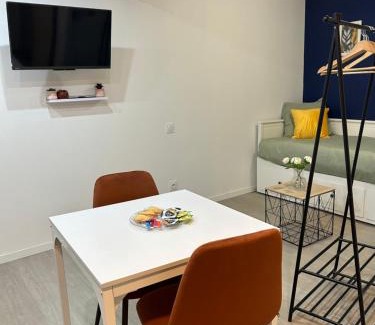 Montlucon Apartment | Le Cocon - Centre ville - Climatisé