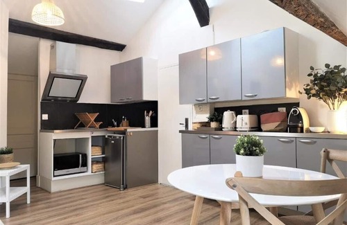 Centre Sud Apartment | Le Dentan - Avec magnifique vue sur la place de la mairie - SR Loc