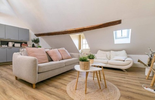 Centre Sud Apartment | Le Dentan - Avec magnifique vue sur la place de la mairie - SR Loc