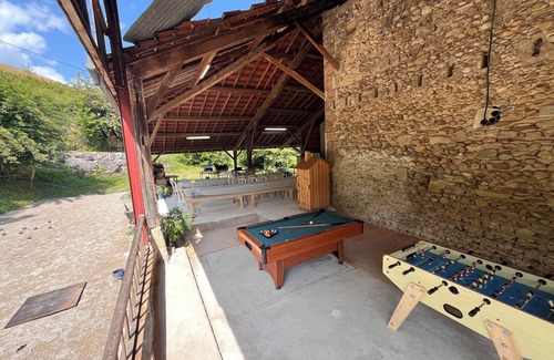 Chatte House | Le Domaine des Gameaux, gîte, large courtyard, kitchen area, games, workshops