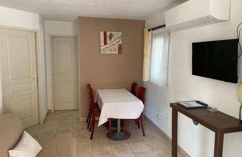 Cabrieres-d'Avignon House | Le Dourmidou - Gite avec piscine, au pied du Luberon