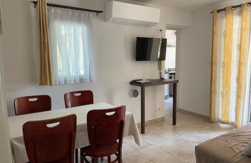 Cabrieres-d'Avignon House | Le Dourmidou - Gite avec piscine, au pied du Luberon