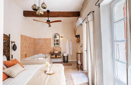 Carpentras Apartment | Le Jardin Secret - Suite Riad avec Balnéo