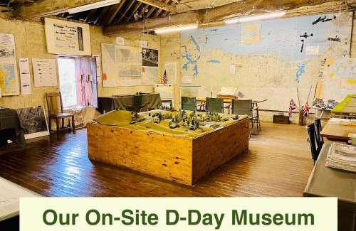 Saint-Loup-Hors Bed & Breakfast | Le Manoir des Doyens Loft - Sleeps 8 - D-Day Museum on-site - Ten Minute Walk to Commonwealth Cemetery!