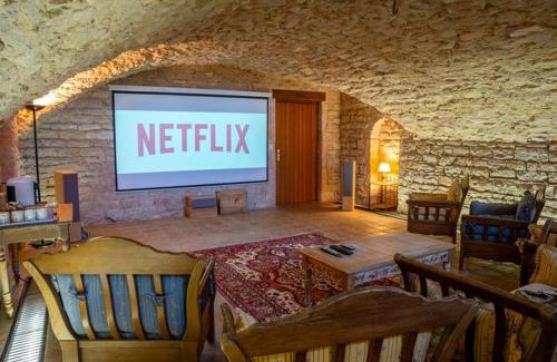 Cuisery House | Le Moulin , Cinema , Terrain Tennis BY PRIMO C0NCIERGERIE