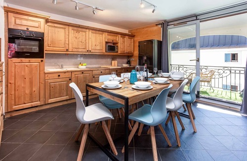 Chamonix City Centre Apartment | Le Paradis 25 Apartment - an apartment that sleeps 6 guests in 3 bedrooms