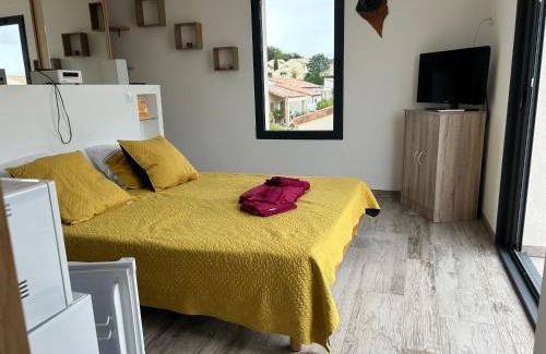 Saint-Paul-Trois-Chateaux House | le petit versaille