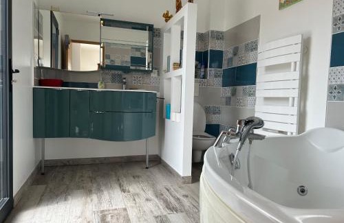 Saint-Paul-Trois-Chateaux House | le petit versaille