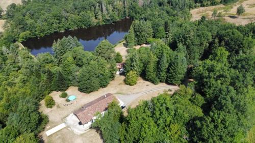 Maisonnais-sur-Tardoire House | "Le petit bonheur" Gîte van 4 tot 12 personen met privé vijver van 2Ha