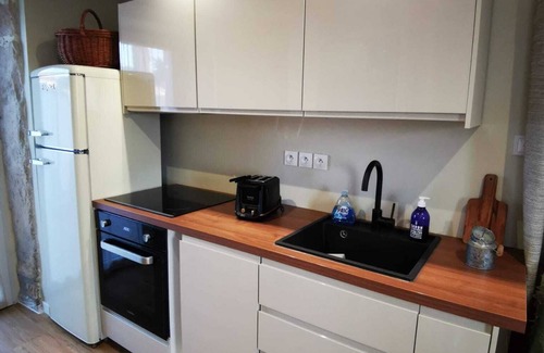 Colombier-Saugnieu House | Le Petit Saugnieu Furnished gîte for 2 people
