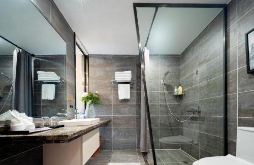 Wulingyuan House | LeadingMen Riverview Hotel