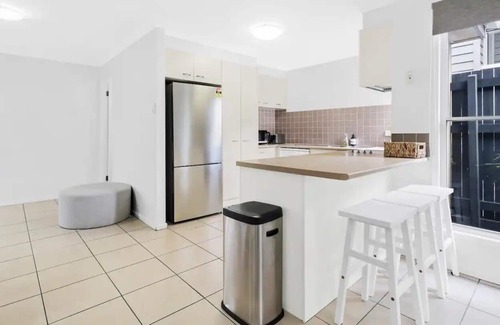 Graceville House | Leafy Graceville gem near shopping, parks, cafes. Ideal for a relaxed getaway!