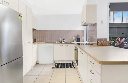 Graceville House | Leafy Graceville gem near shopping, parks, cafes. Ideal for a relaxed getaway!