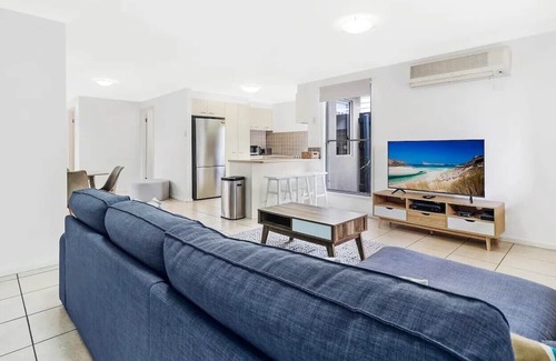 Graceville House | Leafy Graceville gem near shopping, parks, cafes. Ideal for a relaxed getaway!