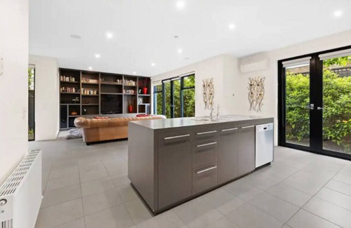 Lake Wendouree House | Leafy Lakeside Contemporary for Groups in Ballarat