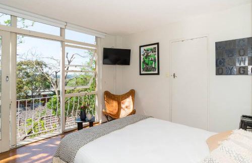 Paddington Apartment | Leafy Paddington Studio with Harbour Views