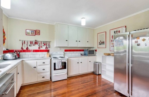 St. Heliers House | Leafy, quiet, rustic but so convenient. Close to CBD, beaches and forest.