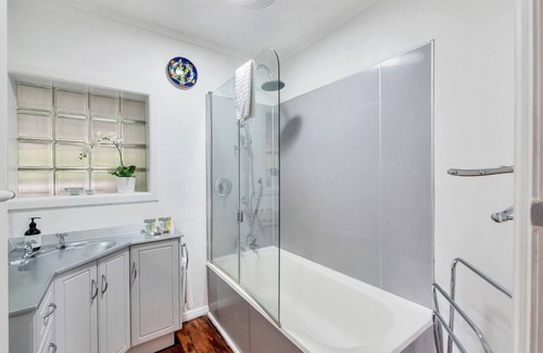 St. Heliers House | Leafy, quiet, rustic but so convenient. Close to CBD, beaches and forest.