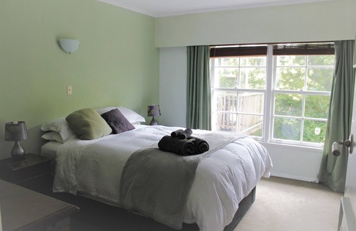 St. Heliers House | Leafy, quiet, rustic but so convenient. Close to CBD, beaches and forest.
