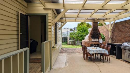 Queenscliff House | Learmonth Guesthouse - Queenscliff