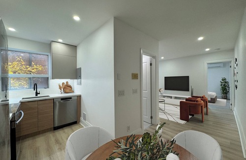 East York Apartment | Leaside 2BR with parking and laundry, family and pet friendly neighbourhood